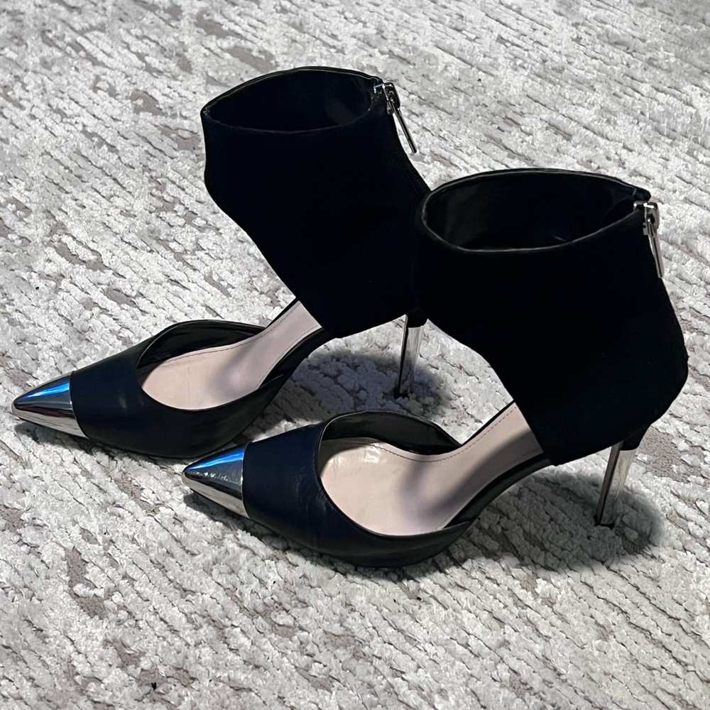 Sexy Angel Wing Black Pointy Heels Size6 Color Black and Silver Tip